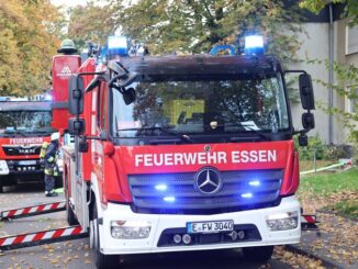 FW-E: E-Scooter brennt in einer Dachgeschosswohnung in einem Mehrfamilienhaus - Feuerwehr rettet zwei Wellensittiche