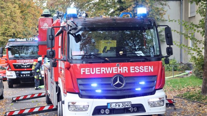 FW-E: E-Scooter brennt in einer Dachgeschosswohnung in einem Mehrfamilienhaus - Feuerwehr rettet zwei Wellensittiche