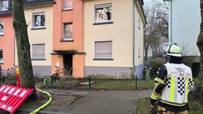 FW-E: Entstehungsbrand in Mehrfamilienhaus - Feuerwehr erneut im Einsatz