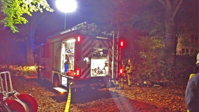 FW-E: Erneuter Brand in städtischer Gesamtschule Bockmühle - Klassenzimmer brennt in voller Ausdehnung