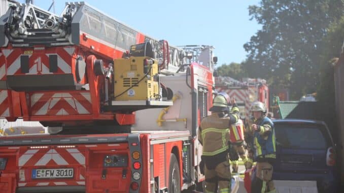 FW-E: Fahrzeug brennt in einer Werkstatt in einem Lagerhallenkomplex - keine Verletzten