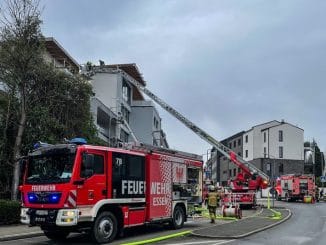 FW-E: Fassade fängt nach Handwerkerarbeiten an zu brennen, Brand breitet sich auf Dachfläche aus - keine Verletzten