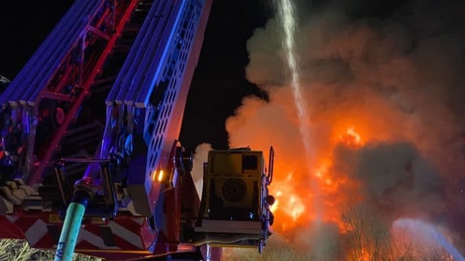 FW-E: Feuer auf Schrottplatz - keine verletzten Personen