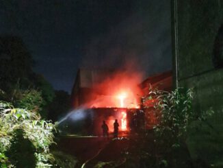 FW-E: Feuer auf dem ehemaligen Kutel-Gelände am Palmbuschweg, Rauchsäule bis in die Innenstadt sichtbar