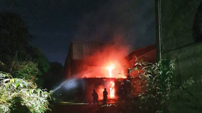 FW-E: Feuer auf dem ehemaligen Kutel-Gelände am Palmbuschweg, Rauchsäule bis in die Innenstadt sichtbar