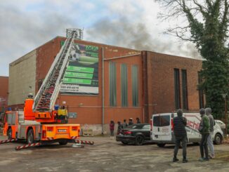 FW-E: Feuer in Sportanlage - Feuerwehr setzt Drohne zur Erkundung ein