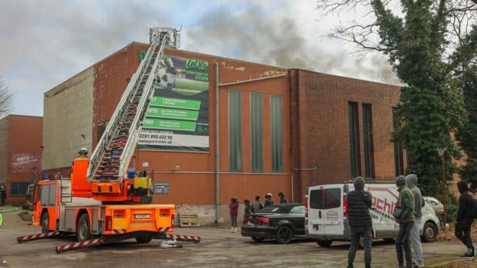 FW-E: Feuer in Sportanlage - Feuerwehr setzt Drohne zur Erkundung ein