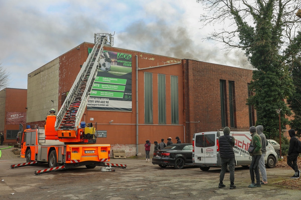 FW-E: Feuer in Sportanlage - Feuerwehr setzt Drohne zur Erkundung ein