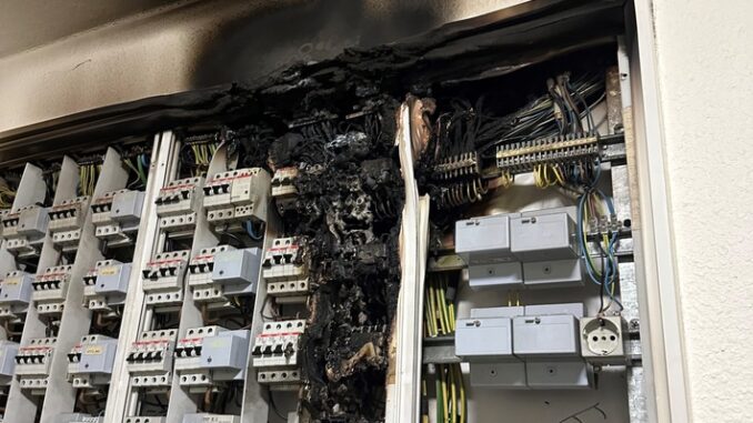 FW-E: Feuer in einer Elektrounterverteilung - großflächige Verrauchung eines Mehrfamilienhauses
