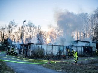 FW-E: Feuer leerstehendem Gebäude in Borbeck - keine Verletzten