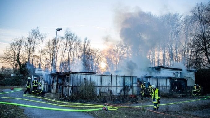 FW-E: Feuer leerstehendem Gebäude in Borbeck - keine Verletzten