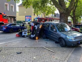 FW-E: Fluchtfahrzeug prallt in unbeteiligten PKW - eine Person wird im Fahrzeug eingeklemmt und verletzt