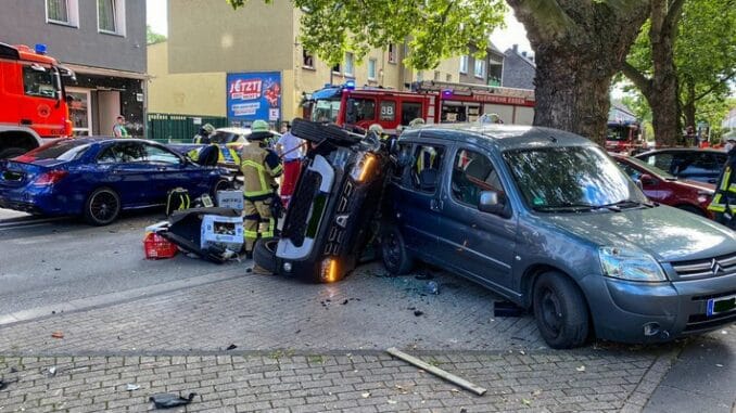 FW-E: Fluchtfahrzeug prallt in unbeteiligten PKW - eine Person wird im Fahrzeug eingeklemmt und verletzt