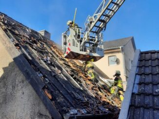 FW-E: Folgemeldung - Dachstuhlbrand in einem Fachwerkhaus - langwieriger Einsatz der Feuerwehr