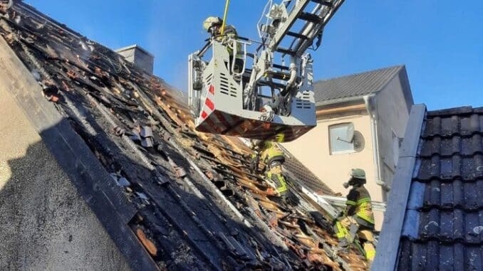 FW-E: Folgemeldung - Dachstuhlbrand in einem Fachwerkhaus - langwieriger Einsatz der Feuerwehr