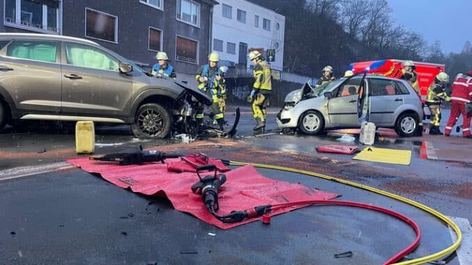 FW-E: Frontalunfall zwischen zwei PKW - zwei Personen zum Teil schwer verletzt