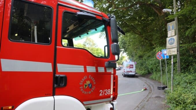 FW-E: Gas-Hochdruckleitung bei Bauarbeiten beschädigt - Explosionsgefahr in Essen Bergerhausen