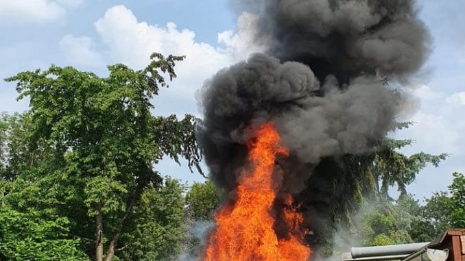 FW-E: Geräteschuppen hinter Gaststätte geht in Flammen auf - keine Verletzten