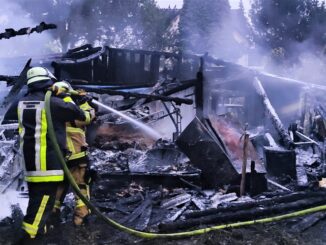 FW-E: Geräteschuppen und Stallungen gehen in Flammen auf, Feuerwehr rettet fünf Katzenbabys