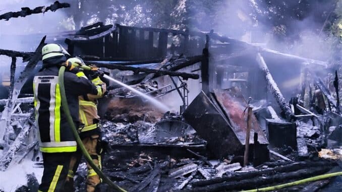 FW-E: Geräteschuppen und Stallungen gehen in Flammen auf, Feuerwehr rettet fünf Katzenbabys
