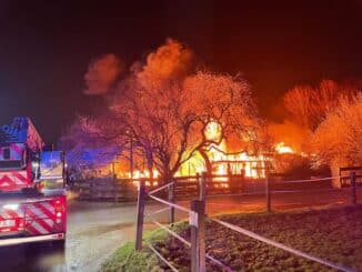 FW-E: Großbrand auf landwirtschaftlichem Anwesen - Zahlreiche Einsatzkräfte im Einsatz