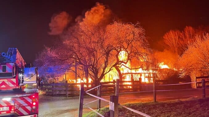 FW-E: Großbrand auf landwirtschaftlichem Anwesen - Zahlreiche Einsatzkräfte im Einsatz