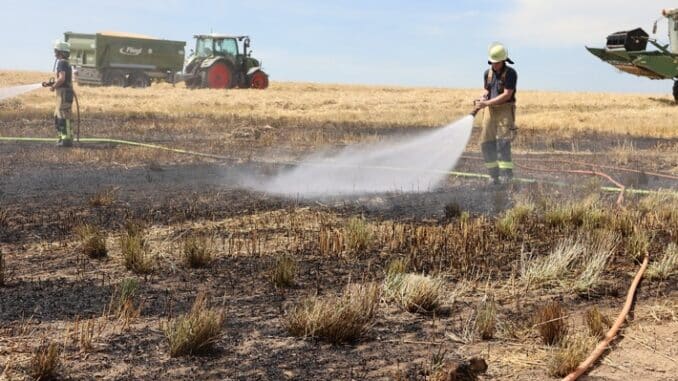 FW-E: Heißgelaufene Bremse eines Mähdreschers entzündet 500 Quadratmeter Feld, Landwirt verhindert Übergreifen auf weitere Getreidefelder