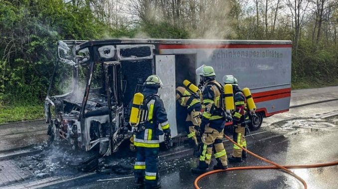 FW-E: Imbisswagen geht während der Fahrt in Flammen auf - niemand verletzt