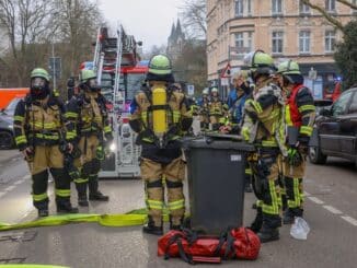 FW-E: Kellerbrand im Essener Nordviertel - Feuerwehr im Einsatz
