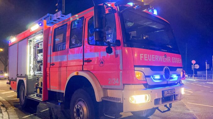 FW-E: Kellerbrand in Essen-Bochold - zwei Personen verletzt