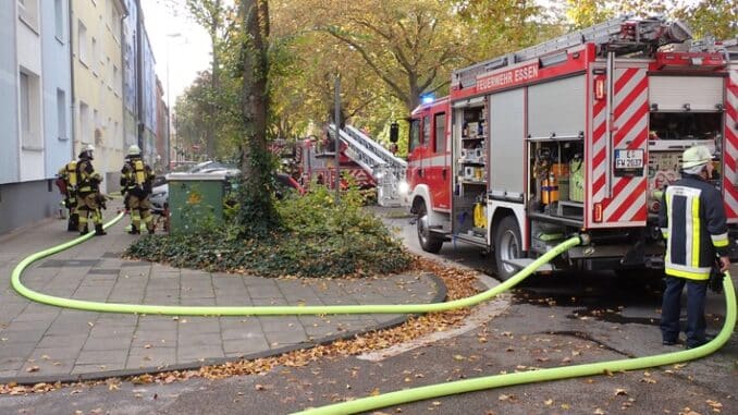 FW-E: Kellerbrand in einem Mehrfamilienhaus - Feuerwehr rettet 11 Bewohner, darunter zwei Kinder, über Drehleiter und mittels Brandfluchthauben über den Treppenraum aus dem Gebäude - zwei Personen verletzt.