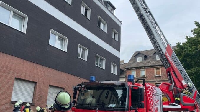 FW-E: Kellerbrand in einem Mehrfamilienhaus - Fluchtweg für Mutter und Kind durch Brandrauch abgeschnitten