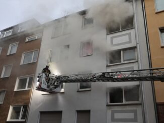 FW-E: Kellerbrand in einem Mehrfamilienhaus - Mehrere Personen über Drehleitern gerettet