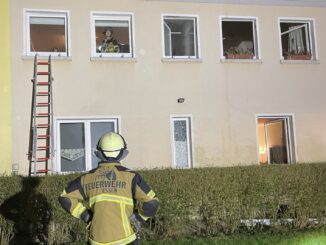 FW-E: Kellerbrand in einem Mehrfamilienhaus - Treppenhaus stark verraucht