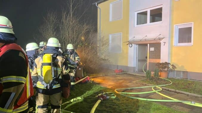 FW-E: Kellerbrand in einem Mehrfamilienhaus - ein Anwohner verletzt