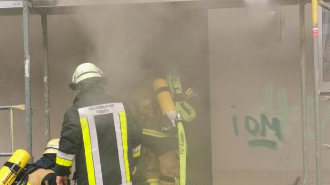 FW-E: Kellerbrand in einem Mehrfamilienhaus - zwei Personen über Drehleiter gerettet.