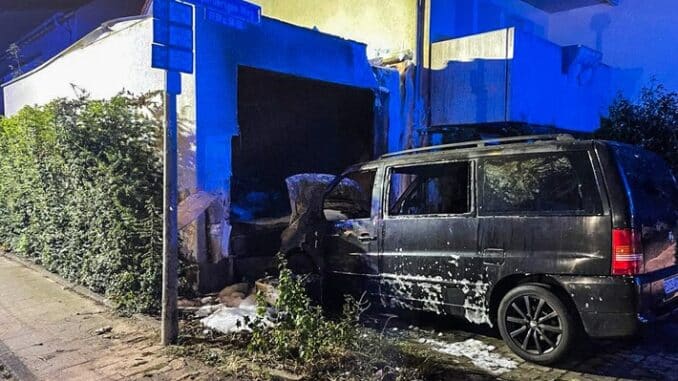 FW-E: Kleinbus brennt vor Garage - Feuerwehr verhindert Brandausbreitung auf das Wohngebäude