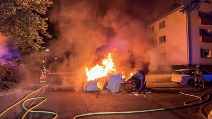 FW-E: Kleintransporter und PKW gehen in Flammen auf - keine Verletzten