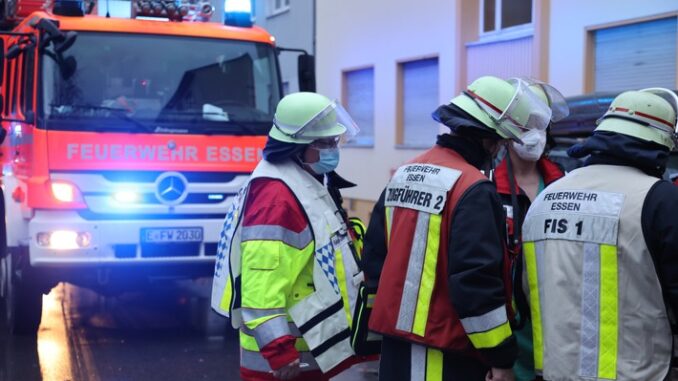 FW-E: Kohlenmonoxid-Warner von Einsatzkräften lösen bei Rettungsdiensteinsatz aus- drei Personen verletzt