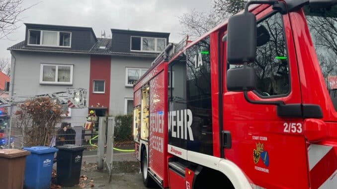 FW-E: Küchenbrand in einem Mehrfamilienhaus - schwangere Frau und vierjähriges Kind leicht verletzt