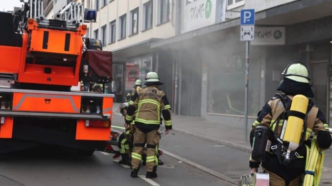 FW-E: Küchenbrand in einem asiatischen Restaurant - keine Verletzten