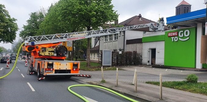 FW-E: Kühlaggregat auf Tankstellendach geht in Flammen auf - keine Verletzten