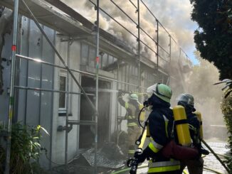 FW-E: Lagerhalle durch Dacharbeiten in Vollbrand - keine Verletzten