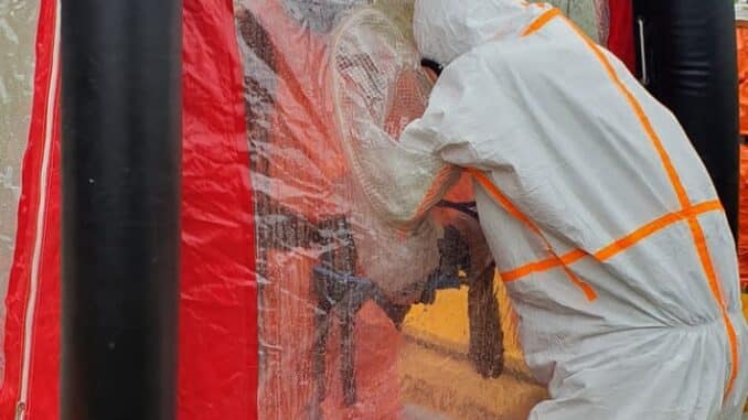 FW-E: Landwirt verletzt sich bei Reinigungsarbeiten mit Lauge - umfangreicher Einsatz für die Feuerwehr Essen
