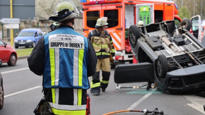 FW-E: Leichtkraftfahrzeug landet nach Verkehrsunfall auf dem Dach - drei Personen verletzt