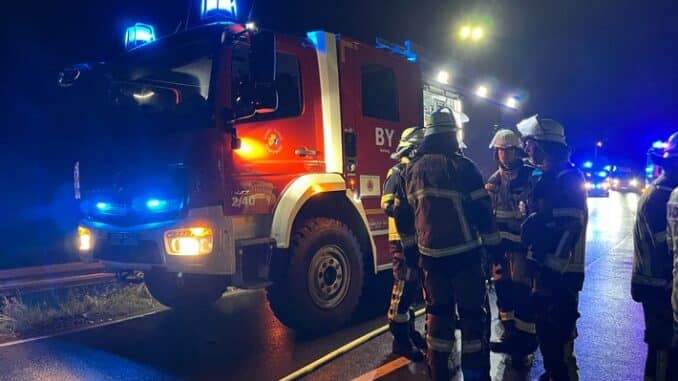 FW-E: Linienbus durchbricht Leitplanke - glücklicherweise nur zwei leicht verletzte Personen