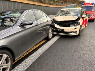 FW-E: Linienbus kollidiert mit Kleintransporter - sieben Personen verletzt. Drei Stunden später kollidieren fünf Fahrzeuge auf der BAB A52, vier Verletzte