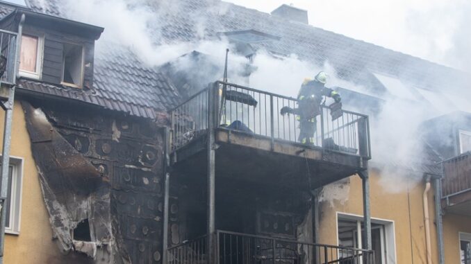 FW-E: Mehrfamilienhaus nach Brand teilweise unbewohnbar - keine Verletzten
