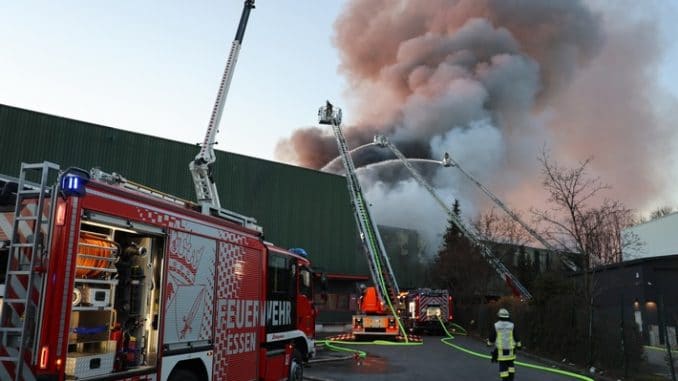 FW-E: Möbellager in Vollbrand, Feuerwehr verhindert Übergreifen auf angrenzende Halle - keine Verletzten