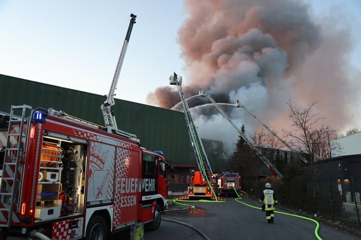 FW-E: Möbellager in Vollbrand, Feuerwehr verhindert Übergreifen auf angrenzende Halle - keine Verletzten